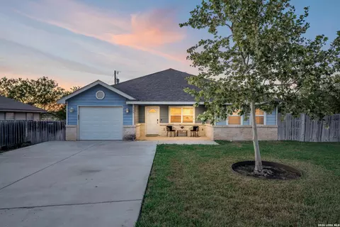 533 Indian Xing, Jourdanton, TX 78026