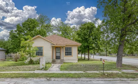 137 W Garden St, Uvalde, TX 78801