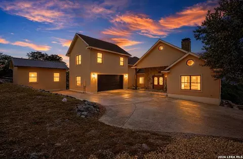 1076 Saddleback Ridge Trl, Bandera, TX 78003
