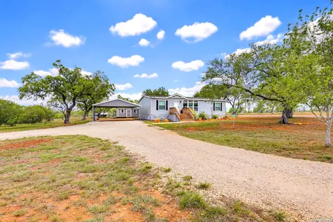 126 County Road 157, Floresville, TX 78114
