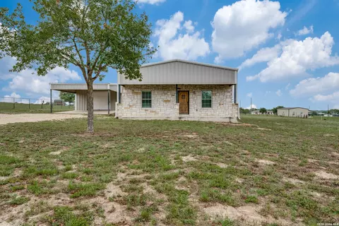 429 Quail Hollow Dr, Adkins, TX 78101