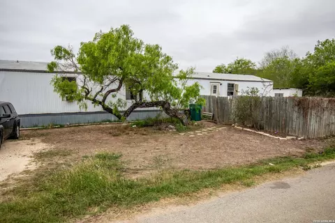 515 Elm St, Jourdanton, TX 78026