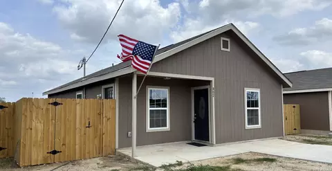 802 E 6th, Nixon, TX 78140