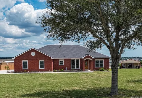 700 Lake Vly, La Vernia, TX 78121