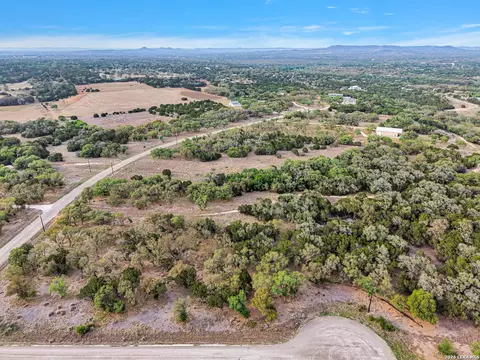29 Clearwater Canyon Rd, Bandera, TX 78003