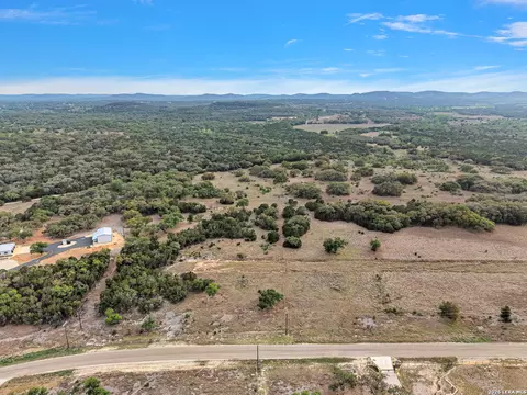 18 Clearwater Canyon Rd, Bandera, TX 78003