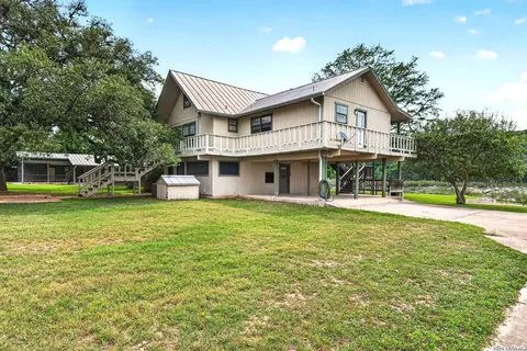 199 Lakeshore Dr S, Bandera, TX 78003