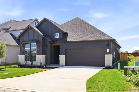 125 Travis Dr, Castroville, TX 78009