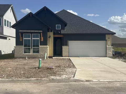 125 Travis Dr, Castroville, TX 78009