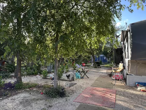 332 Private Road 6632, Devine, TX 78016 photo 13