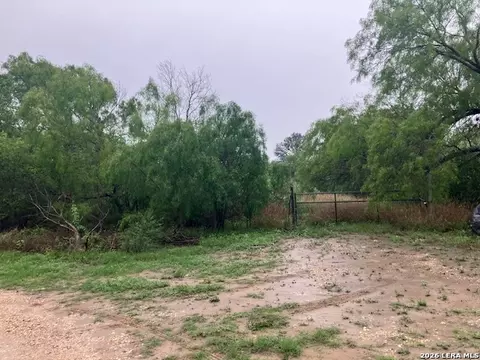 332 Private Road 6632, Devine, TX 78016 photo 3
