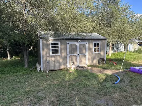332 Private Road 6632, Devine, TX 78016 photo 10