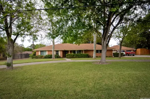 608 F St, Floresville, TX 78114