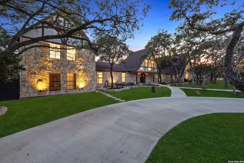 232 Meadowbrook Dr, Hollywood Park, TX 78232