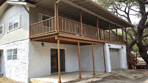 1385 Pebble Beach Rd, Lakehills, TX 78063
