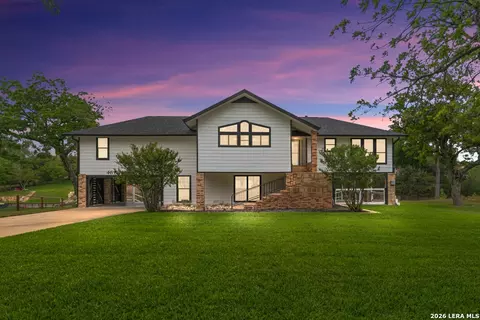 46 E Hampton, Seguin, TX 78155