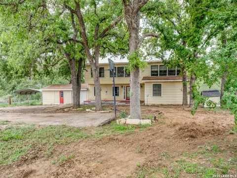 120 Center Creek Dr, Floresville, TX 78114
