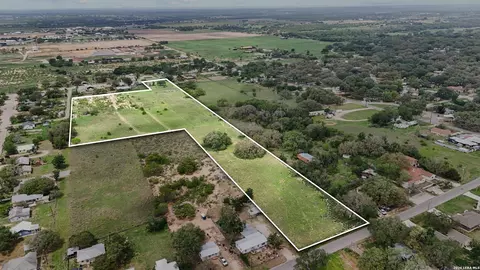 00 N Windy Knl, Devine, TX 78016