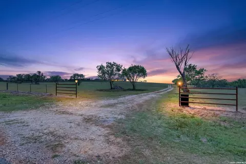 435 Fm 539, Floresville, TX 78114