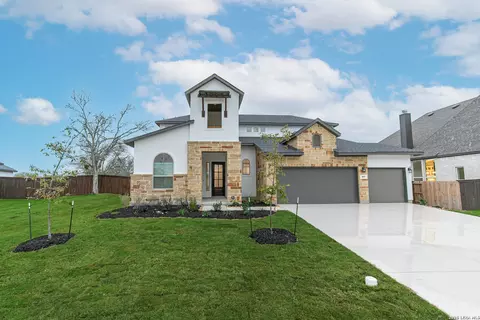 102 Kari Dr, Castroville, TX 78009