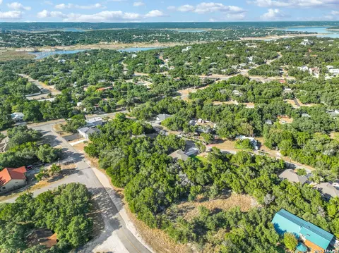 1603 Canyon Bnd, Canyon Lake, TX 78133