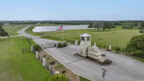 10 Patriot Cir, Luling, TX 78648