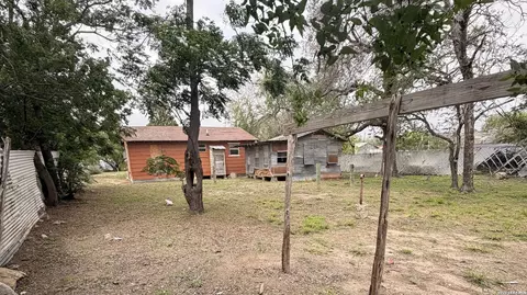 Exterior - 508 N Bright Dr, Devine, TX 78016 photo 3 of 8