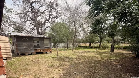 Exterior - 508 N Bright Dr, Devine, TX 78016 photo 2 of 8