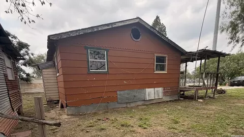 Exterior - 508 N Bright Dr, Devine, TX 78016 photo 4 of 8