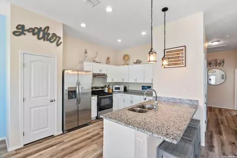107 Caledonia Dr, Rockport, TX 78382