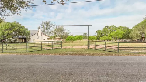 413 W Malone, Devine, TX 78016