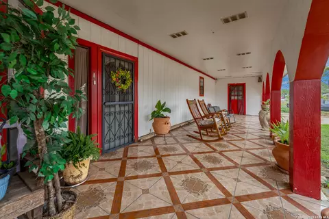 Exterior - 903 E Westmeyer, Poth, TX 78147 photo 3 of 4