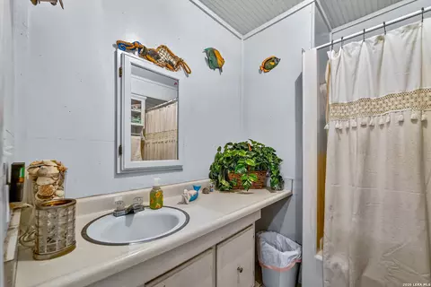 Bath - 903 E Westmeyer, Poth, TX 78147 photo 2 of 3