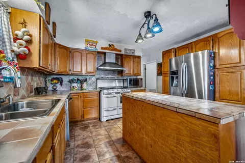 Kitchen - 903 E Westmeyer, Poth, TX 78147 photo 1 of 2