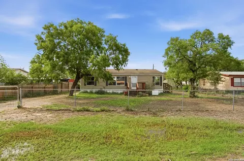 1105 Walnut St, Jourdanton, TX 78026