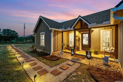 2520 County Road 319, La Vernia, TX 78121