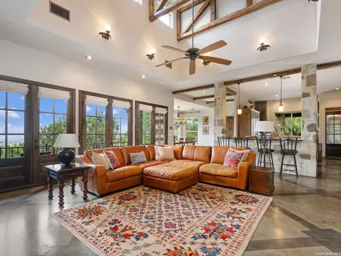 Living - 2601 B And R Rd, Utopia, TX 78884 photo 2 of 6