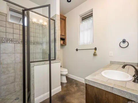 Bath - 2601 B And R Rd, Utopia, TX 78884 photo 4 of 5
