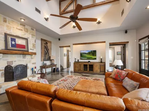 Living - 2601 B And R Rd, Utopia, TX 78884 photo 4 of 6