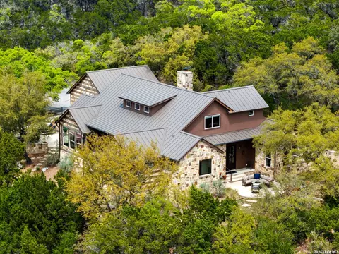 Exterior - 2601 B And R Rd, Utopia, TX 78884 photo 3 of 18