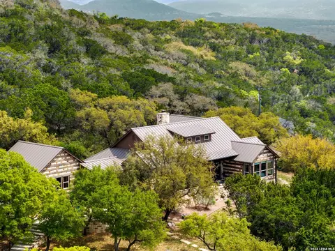 Exterior - 2601 B And R Rd, Utopia, TX 78884 photo 2 of 18