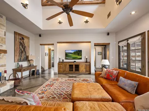 Living - 2601 B And R Rd, Utopia, TX 78884 photo 3 of 6