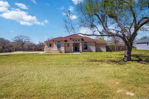 133 Sendera Xing, La Vernia, TX 78121