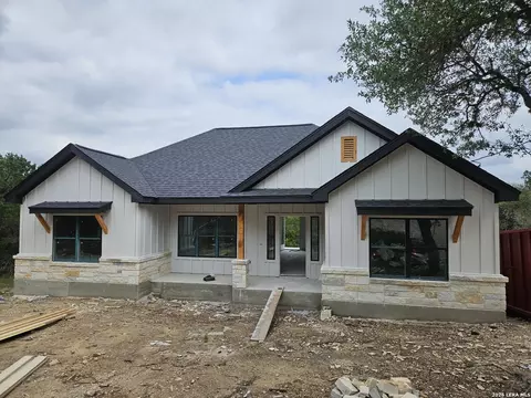 664 Luehlfing Dr, Canyon Lake, TX 78133