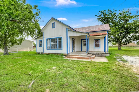 517 Center St, Marion, TX 78124