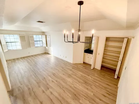 8415 Fredericksburg Rd #1004, San Antonio, TX 78229