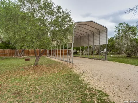 715 River Bnd, Bandera, TX 78003