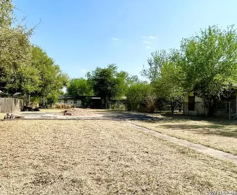1006 E Randall St, Beeville, TX 78102