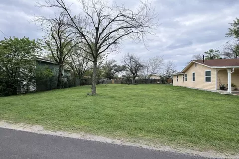 107 South St, Converse, TX 78109