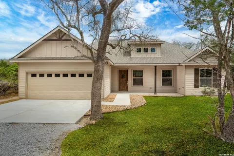 153 Spotted Horse Trl, Bandera, TX 78003